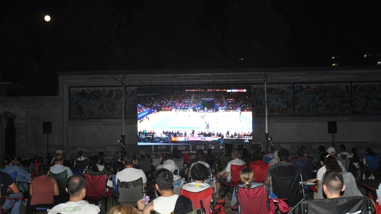 Eskişehirliler A Milli Kadın Voleybol Takımı'nın Hollanda Maçını Coşkuyla İzledi