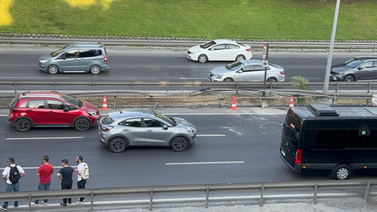 Eyüpsultan'da Hafriyat Kamyonu Kazası Trafiği Felç Etti