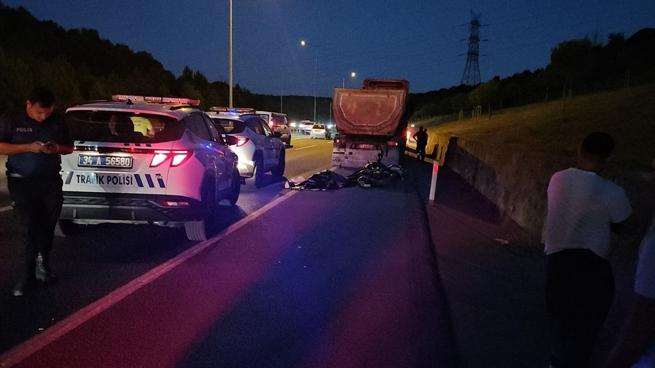 Eyüpsultan'da Trafik Faciası: Motosiklet Kamyona Çarptı, Sürücü Hayatını Kaybetti