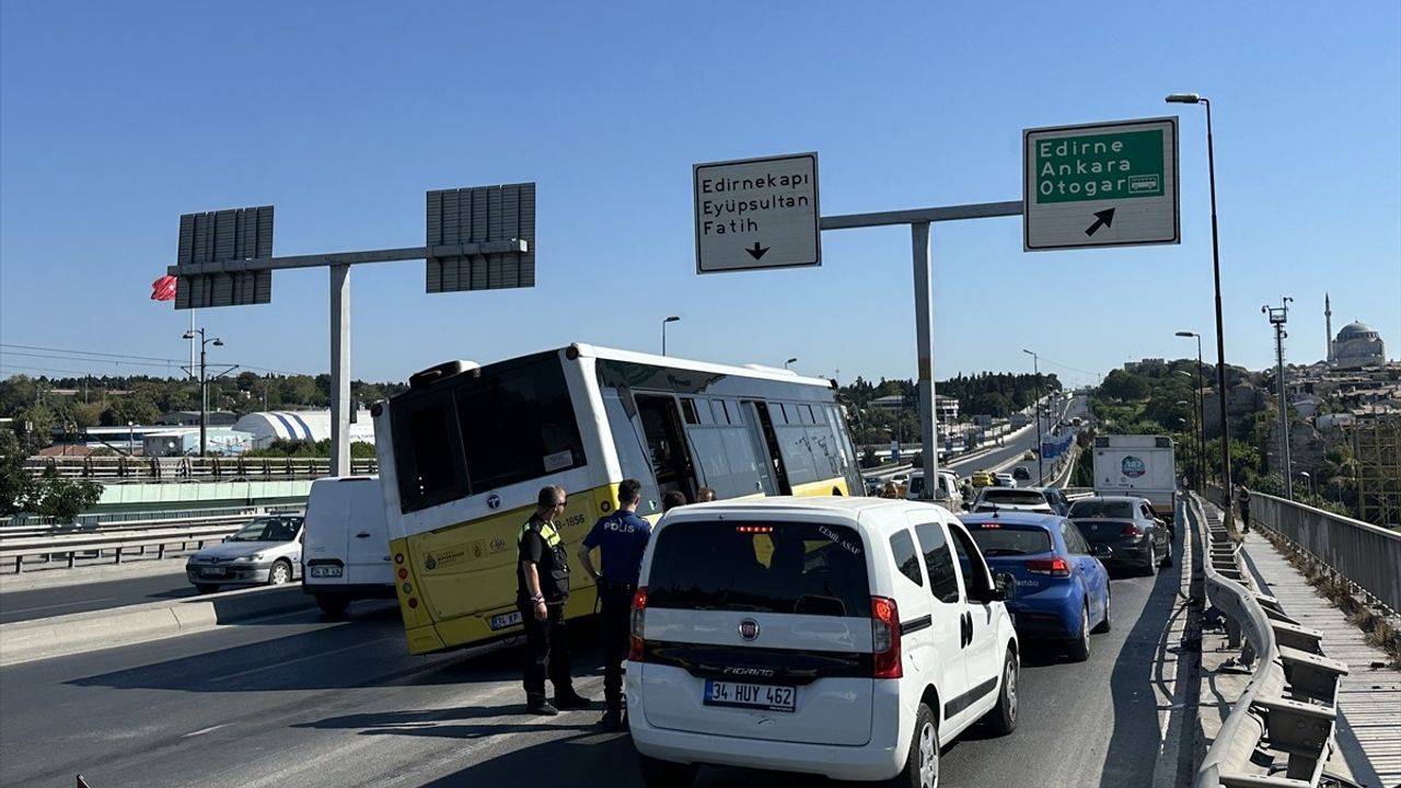 Fatih'te İETT Otobüsü Çelik Bariyerlere Asılı Kaldı