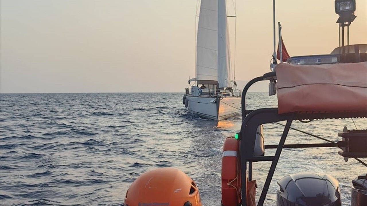 Fethiye Açıklarında Sürüklenen Tekne Kurtarıldı