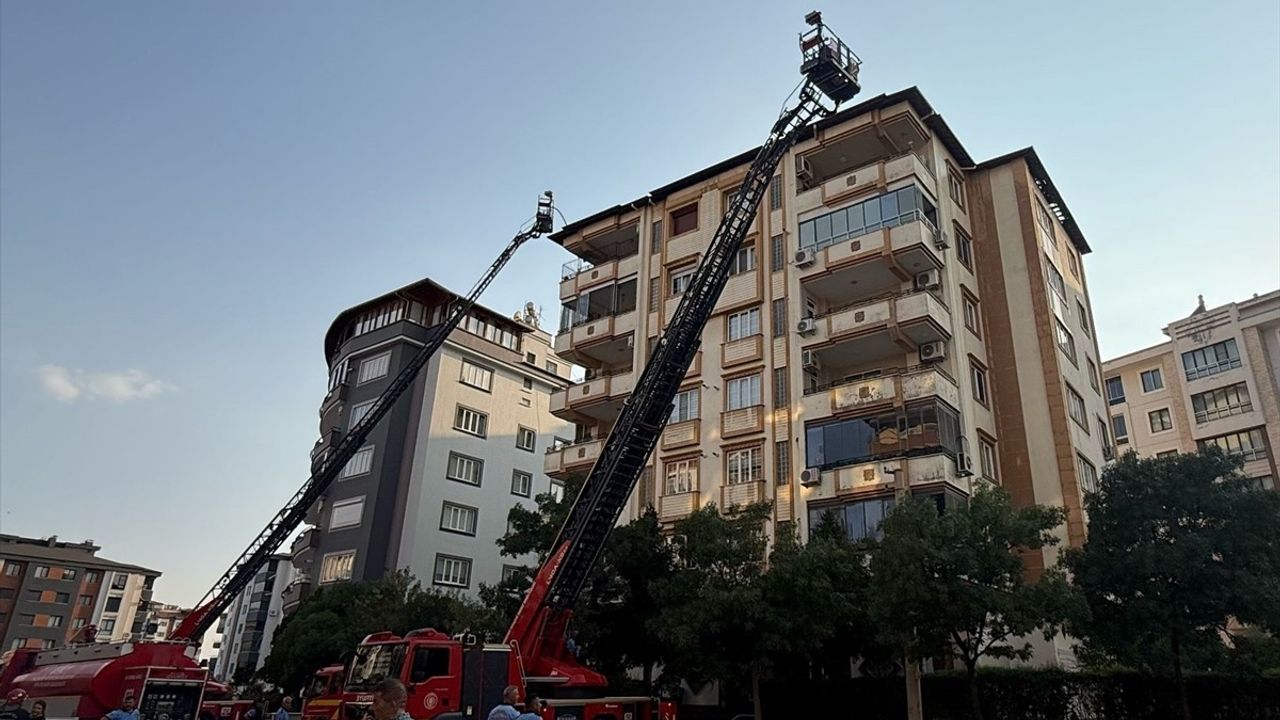 Gaziantep'te Apartman Çatısında Yangın: Hasar Meydana Geldi