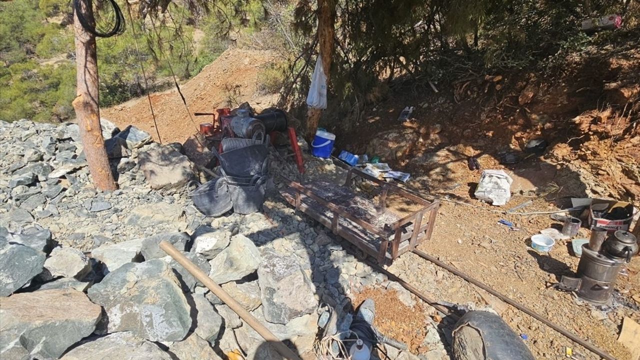 Gaziantep'te Kaçak Krom Ocağına Baskın: 3 Şüpheli Yakalandı