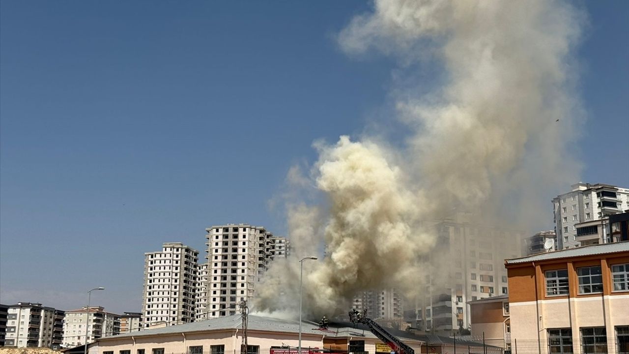 Gaziantep'te Lise Atölyesinde Yangın Kontrol Altına Alındı