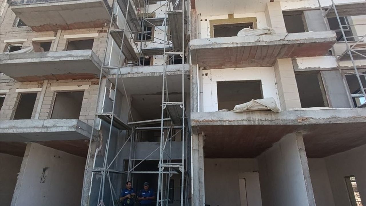 Gaziantep'te Yüksekten Düşen İnşaat İşçisi Ağır Yaralandı