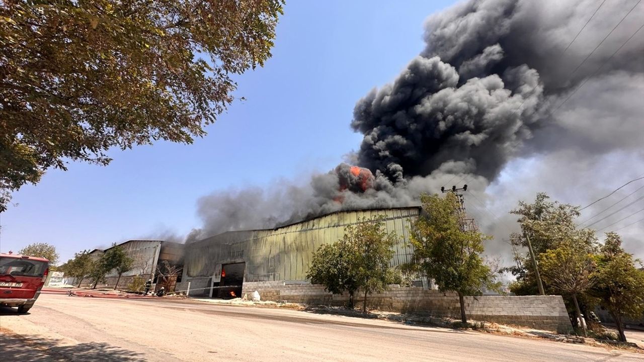 Gaziantep'teki Halı Fabrikasında Yangın Kontrol Altında