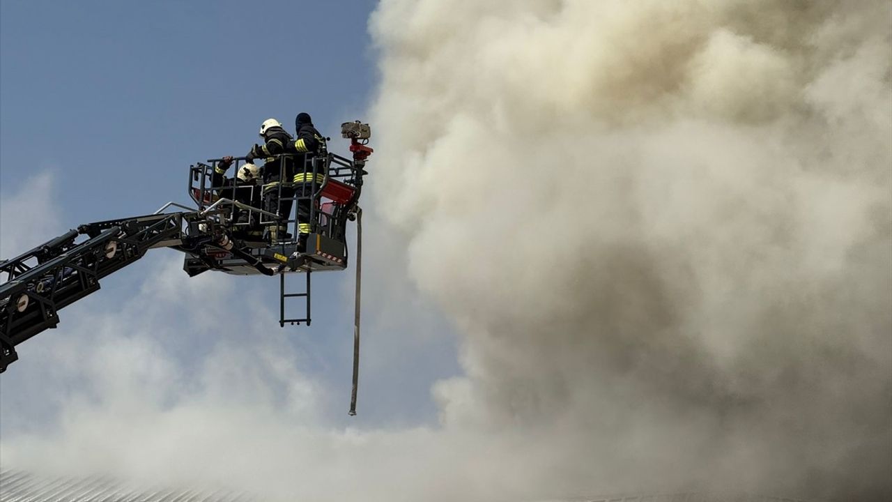 Gaziantep'teki Lise Atölyesinde Yangın: İtfaiye Ekibi Olay Yerinde