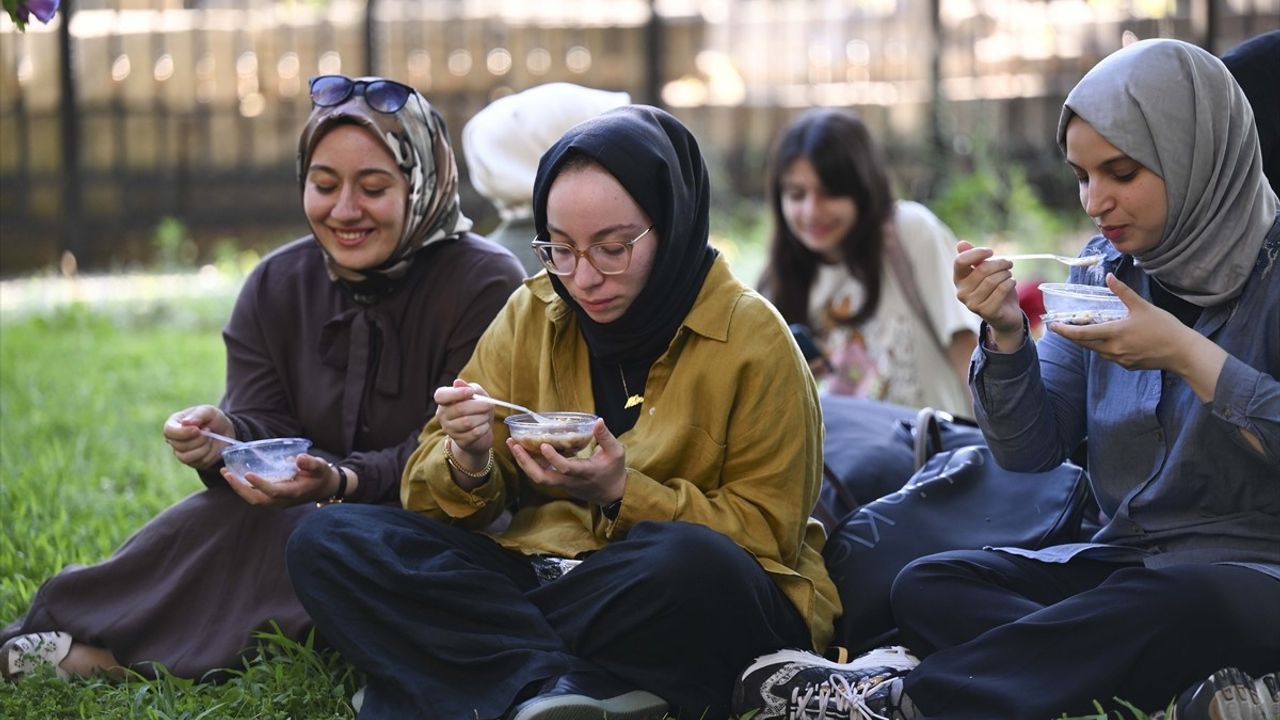 Genç KADEM'den Şehzade Camisi'nde Aşure İkramı