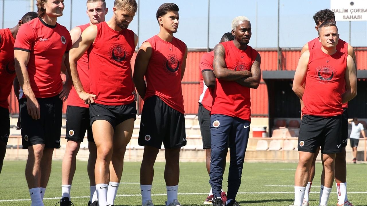 Gençlerbirliği'nin Yeni Yüzü Onyekuru İlk Antrenmanına Çıktı