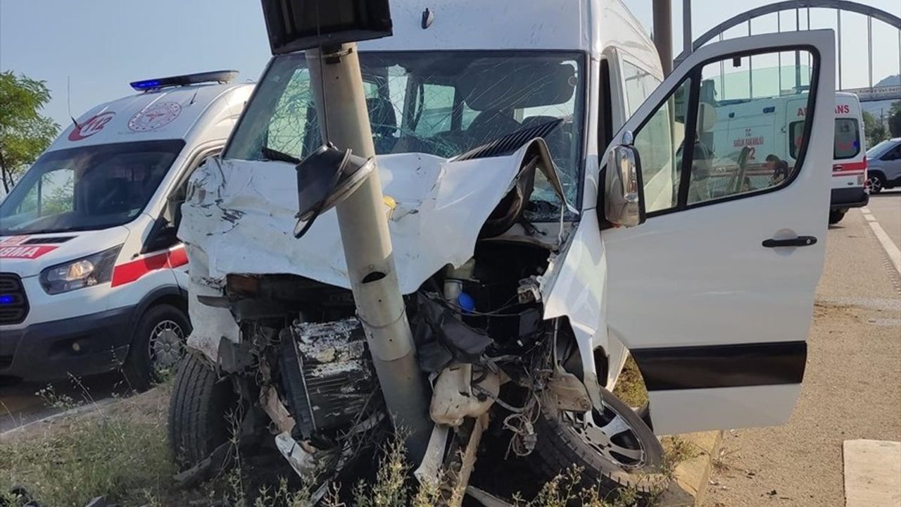 Giresun'da Minibüs ile Otomobil Çarpıştı: 13 Yaralı