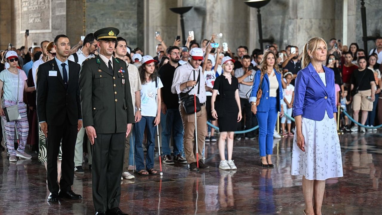 Görme Engelli Gençlerden Anıtkabir'e Anlamlı Ziyaret
