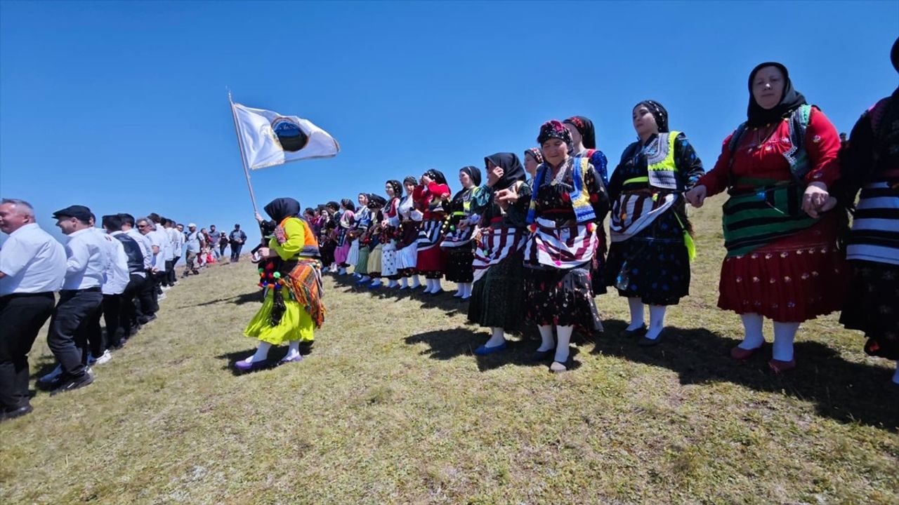 Gümüşhane'de Geleneksel Kadırga Otçu Şenliği Coşkusu