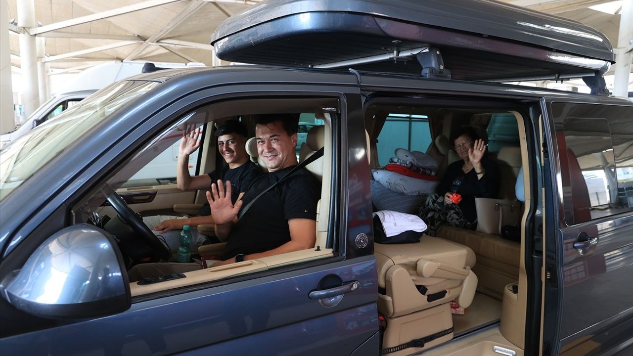 Gurbetçiler Türkiye'ye Dönüş Yolu: Sevinç ve Hasretle Dolup Taşıyor