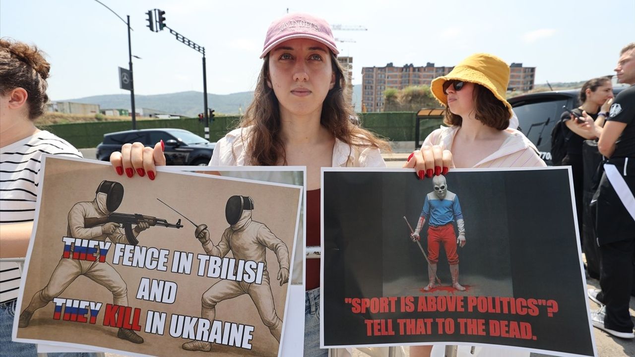 Gürcistan'da Rus Sporculara Protesto: Eskrim Şampiyonası Gerginliği