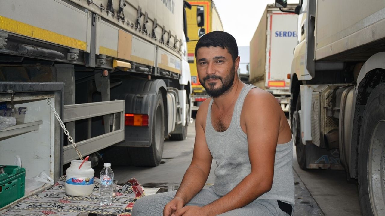 Habur Sınır Kapısı'ndaki Tır Şoförleri Kavurucu Sıcaklarla Mücadele Ediyor