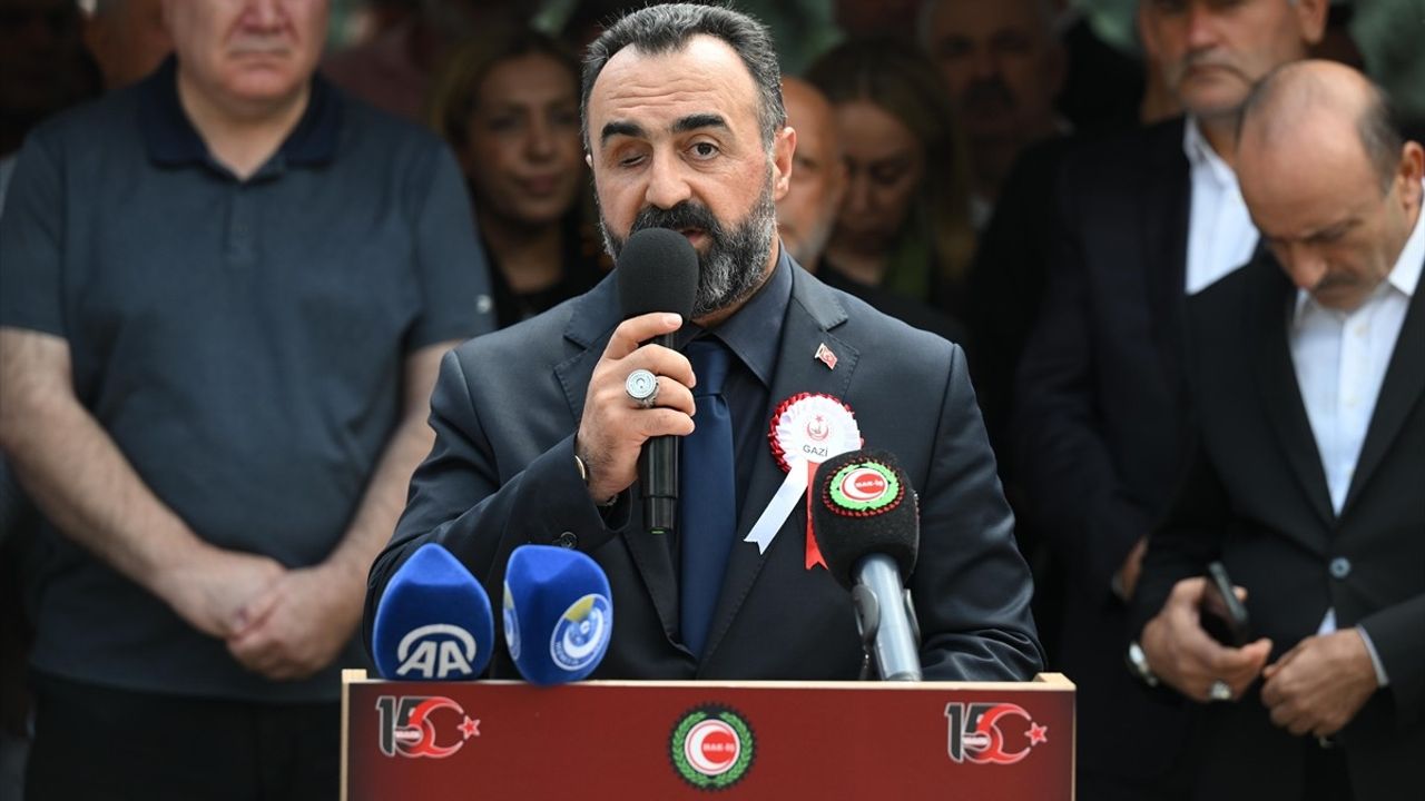 HAK-İŞ 15 Temmuz Şehitlerini Kabirlerinde Andı