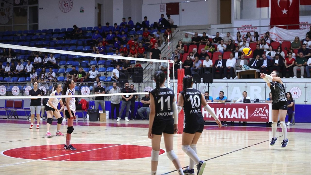 Hakkari'de Anadolu Yıldızlar Ligi Voleybol Müsabakaları Başladı