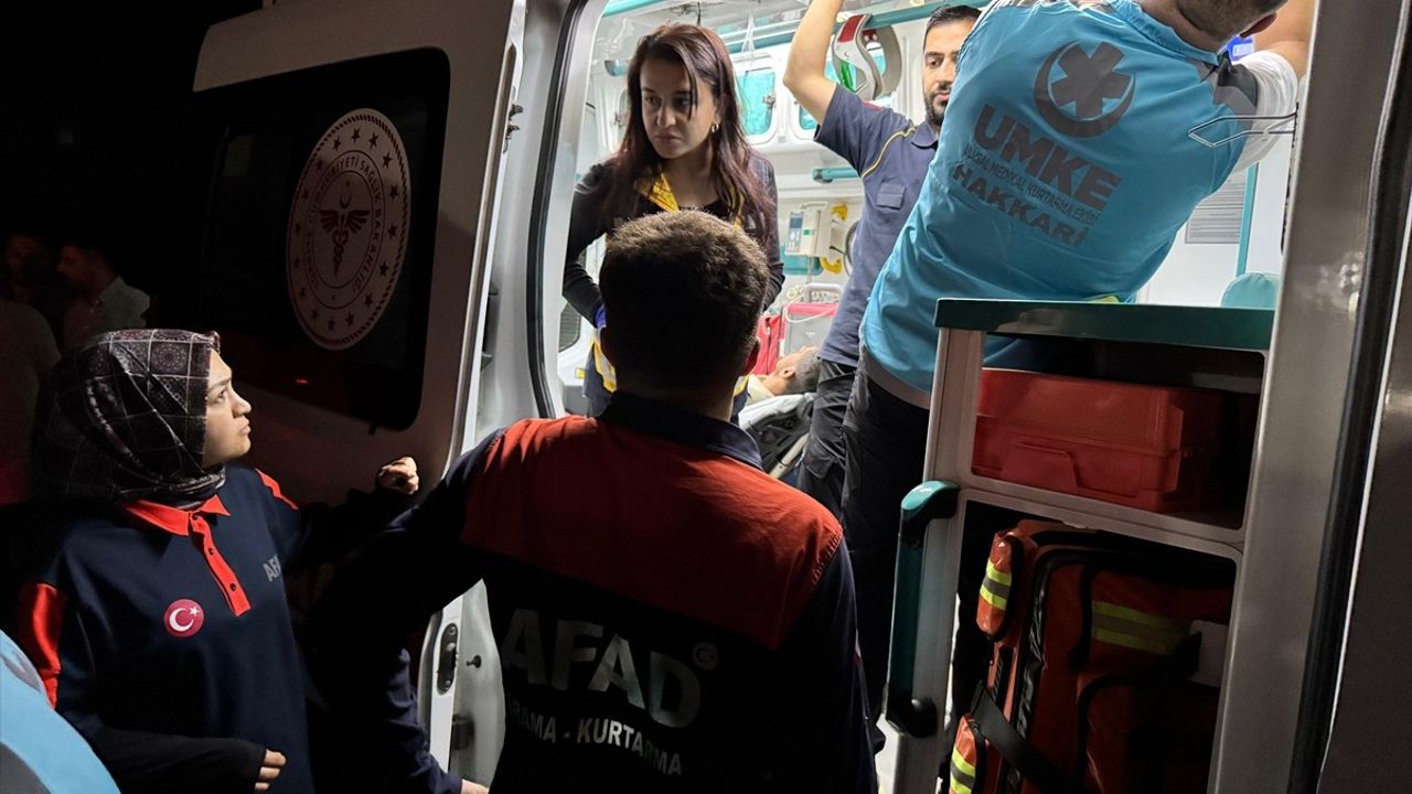 Hakkari'de Çoban Ekipler Tarafından Hastaneye Ulaştırıldı