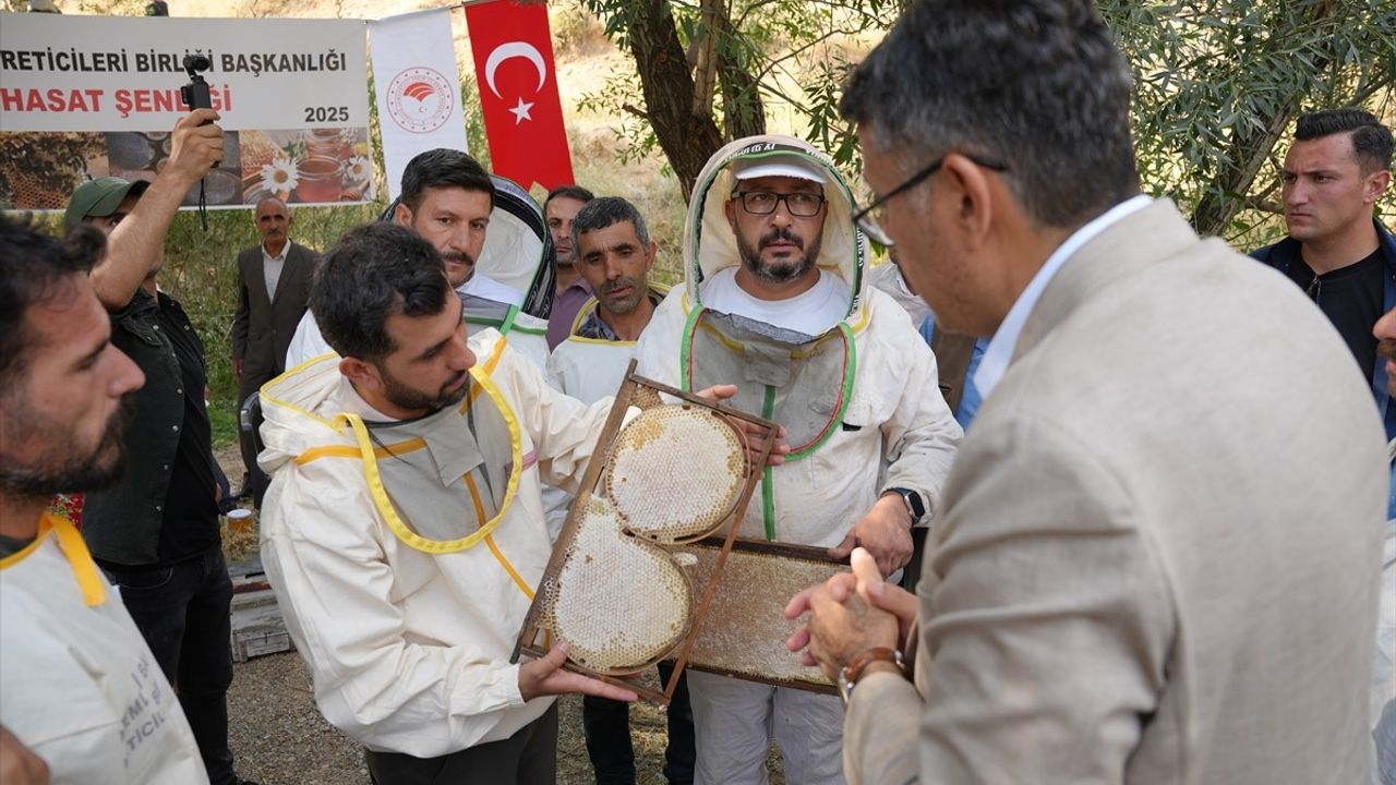 Hakkari'de Coşkulu Bal Hasat Şenliği