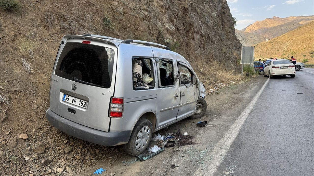 Hakkari'de Hafif Ticari Araç Devrildi: 5 Yaralı