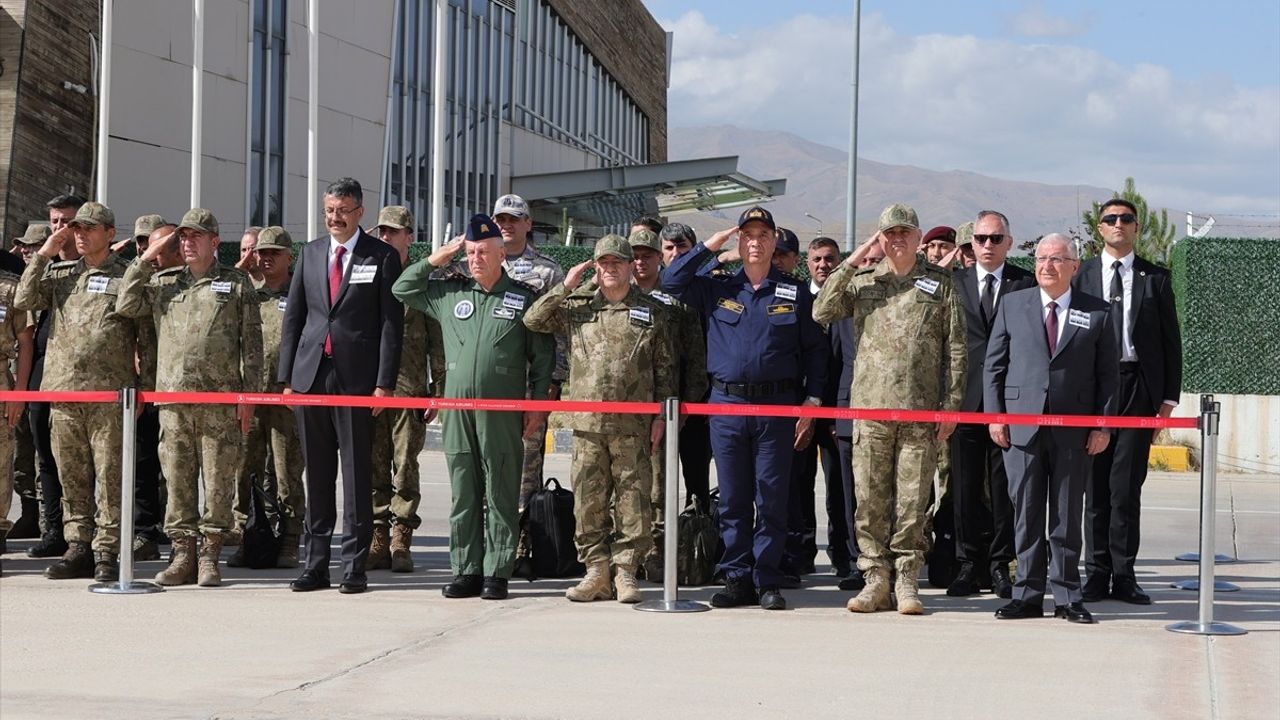 Hakkari'de Şehit Askerler İçin Duygusal Tören