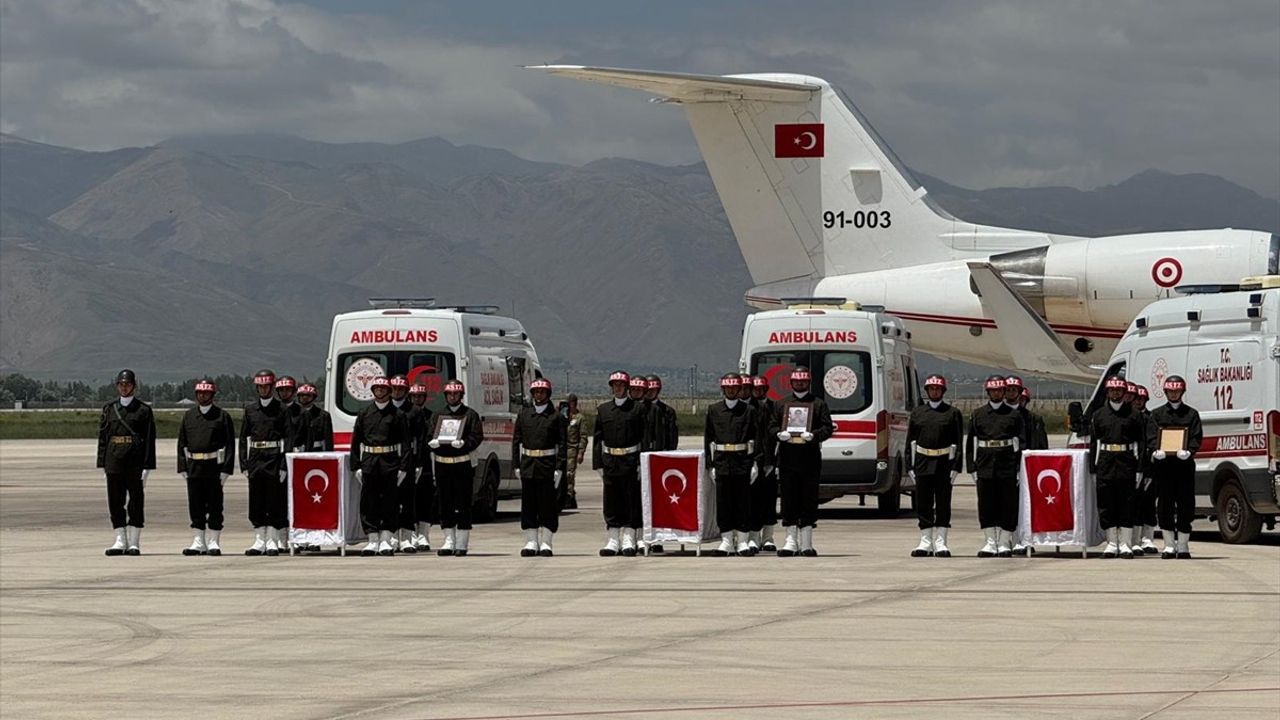 Hakkari'de Şehit Askerler İçin Tören Düzenlendi