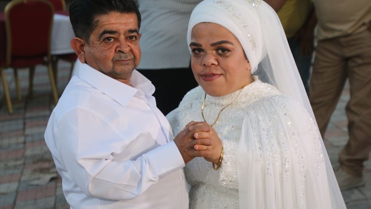 Hatay'da Akondroplazili Çift, 21 Yıl Sonra Evlilik Hayallerine Kavuştu
