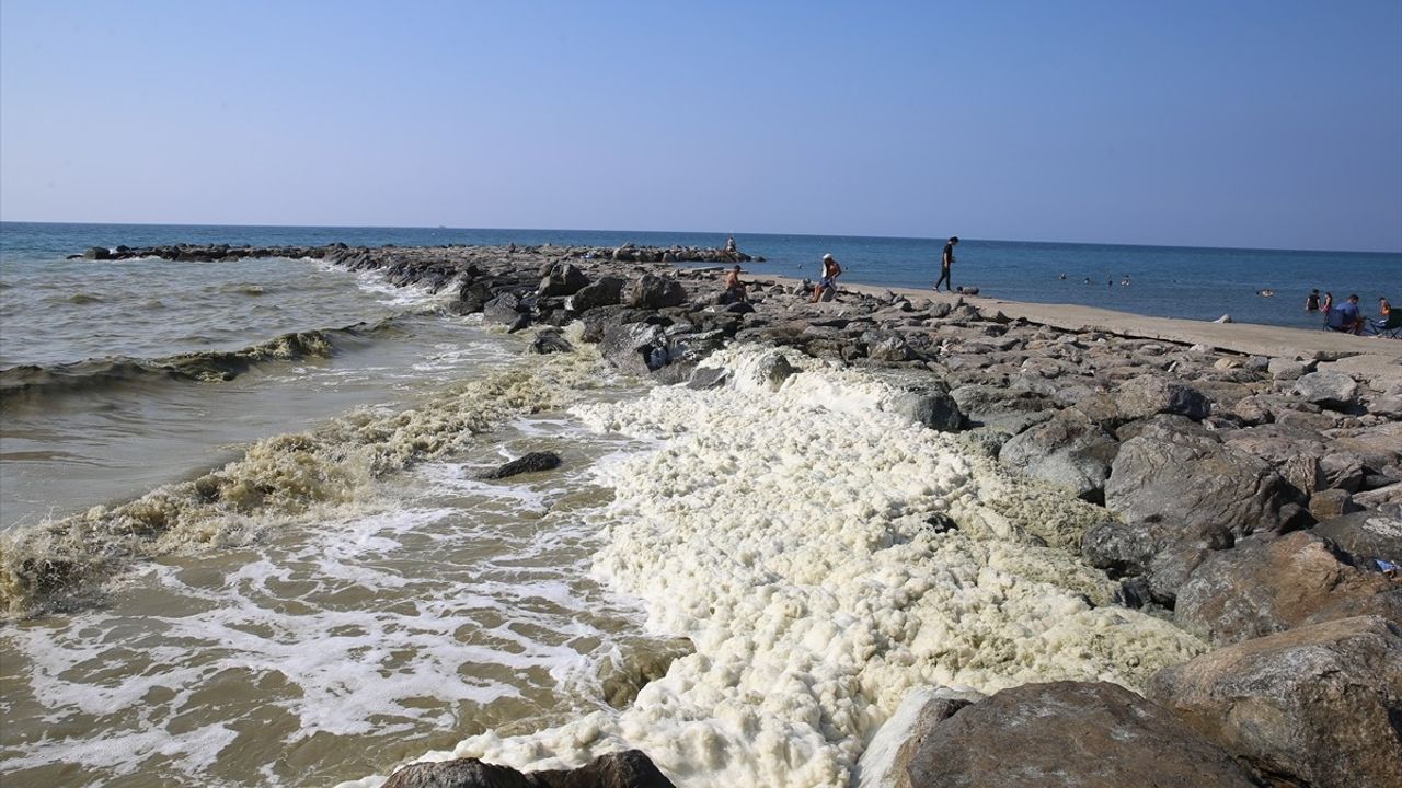 Hatay'da Deniz Kıyısında Görülen Köpük Tabakasının Sebepleri Açıklandı