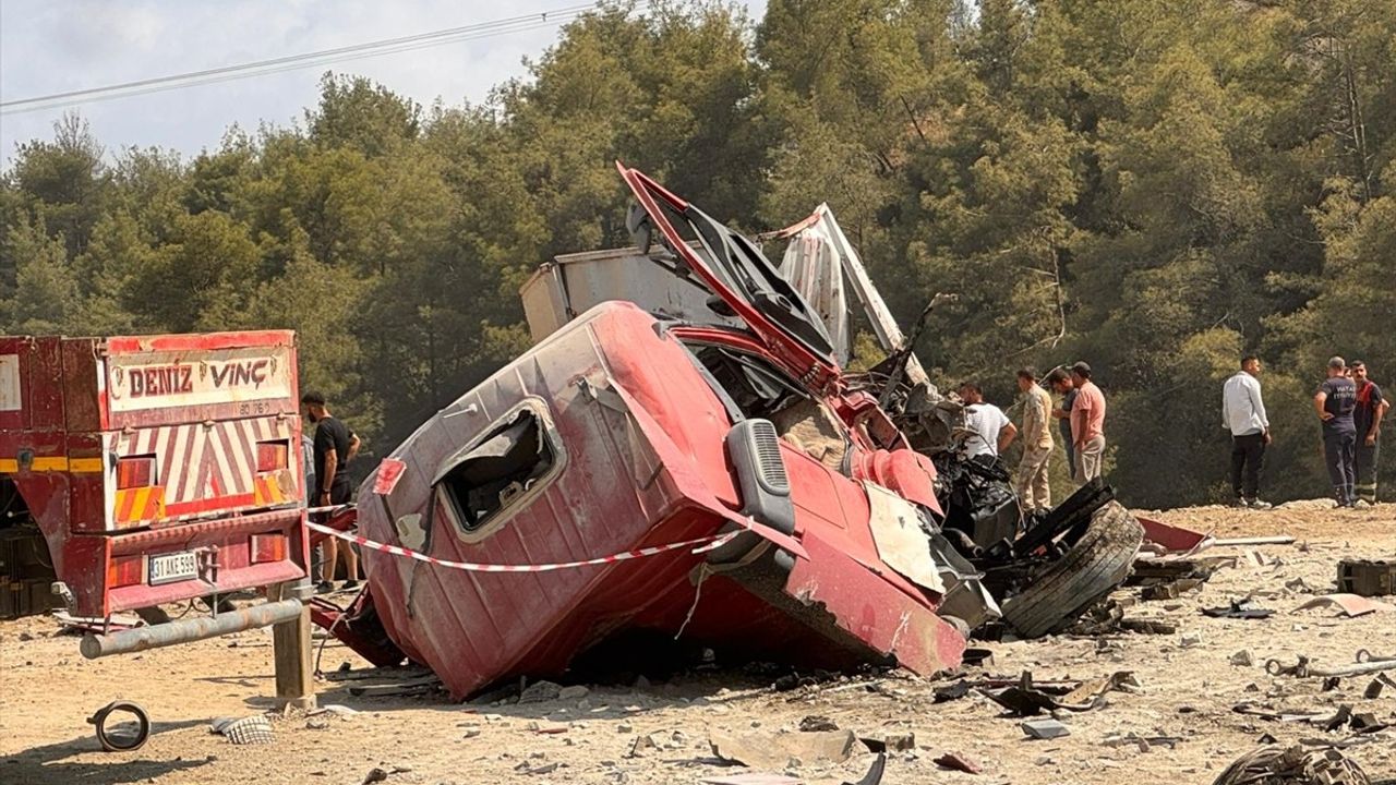 Hatay'da Freni Arızalanan Vinç, Park Halindeki Tıra Çarptı: 1 Ölü, 1 Yaralı