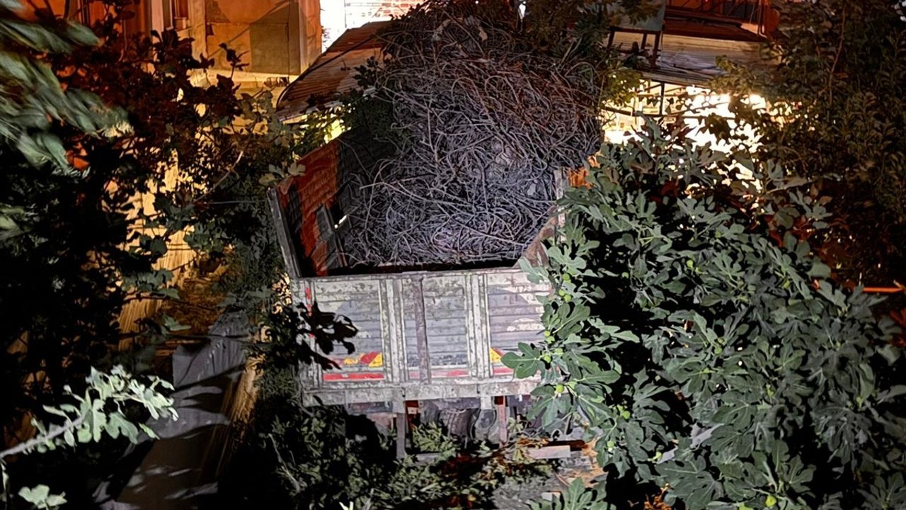 Hatay'da Kamyon Restoran Bahçesine Düştü: 2 Yaralı