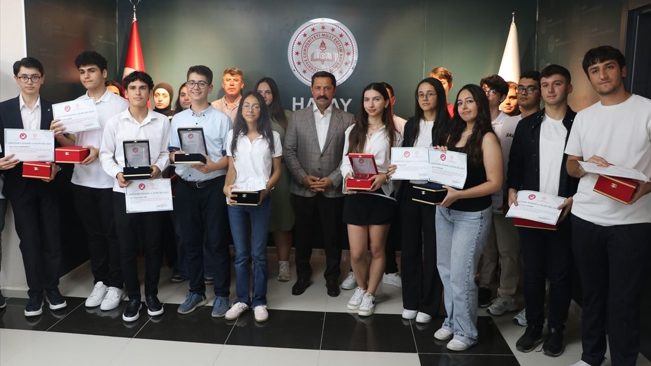 Hatay'da LGS ve YKS Başarılı Öğrencilere Ödül Töreni
