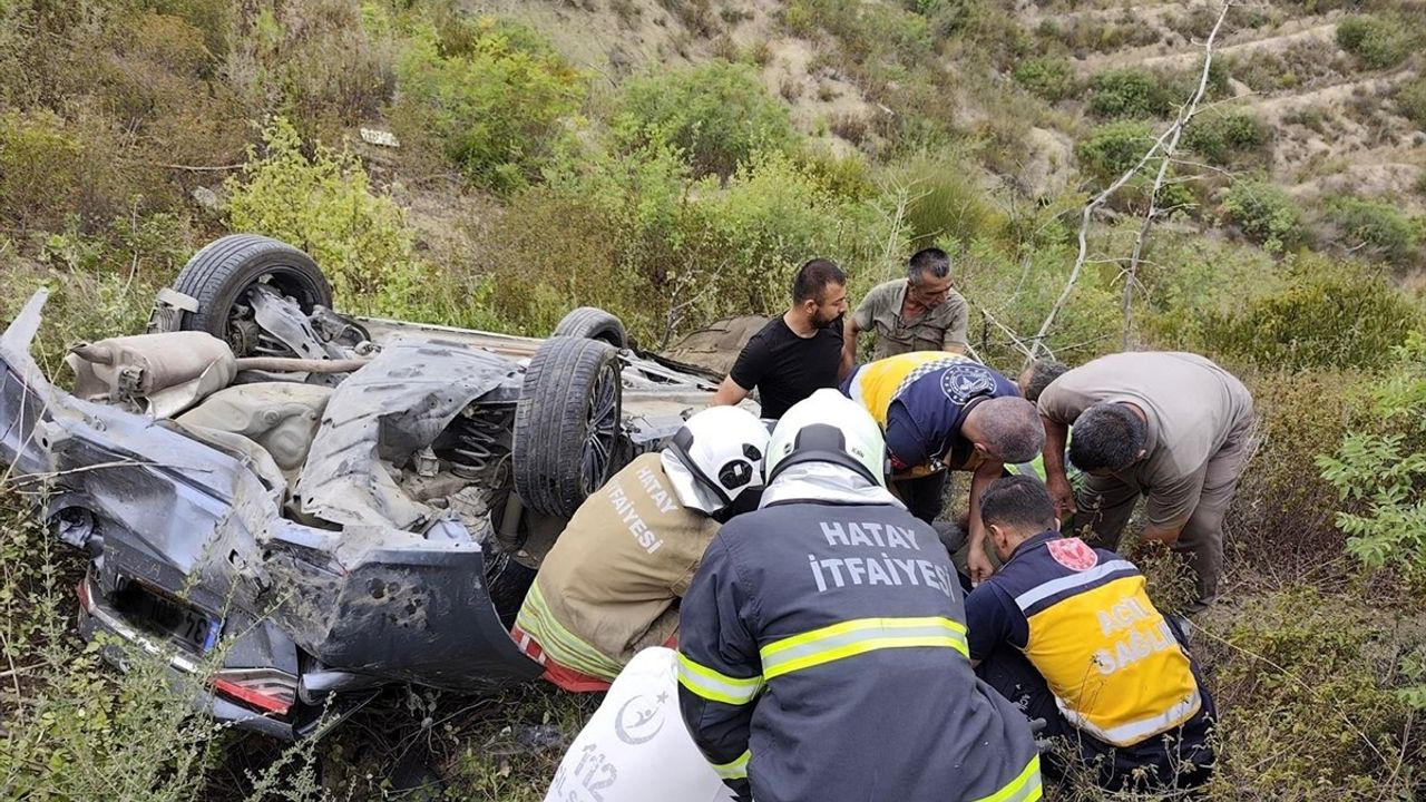 Hatay'da Uçuruma Yuvarlanan Otomobilde 4 Yaralı
