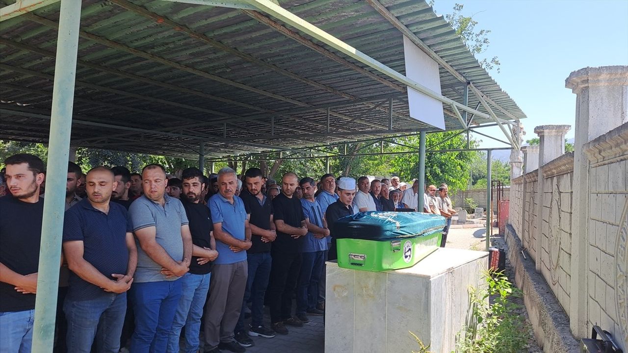 Hatay'da Vinçten Düşen Demir Altında Kalan İşçi Hayatını Kaybetti