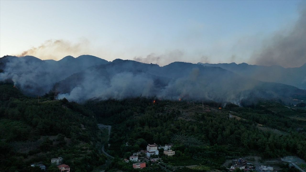 Hatay Dörtyol'daki Orman Yangınına Müdahale Devam Ediyor