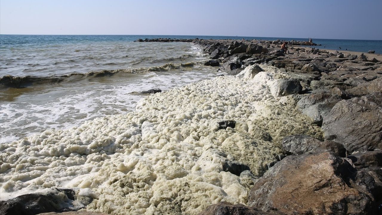Hatay'ın Arsuz İlçesinde Deniz Kıyısında Köpük Benzeri Tabaka Oluştu