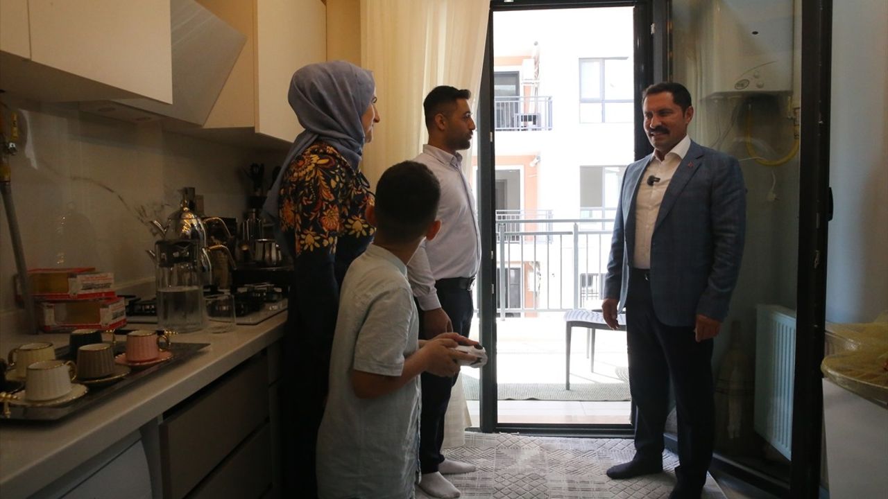 Hatay Valisi Masatlı'dan Depremzede Aileye Ziyaret