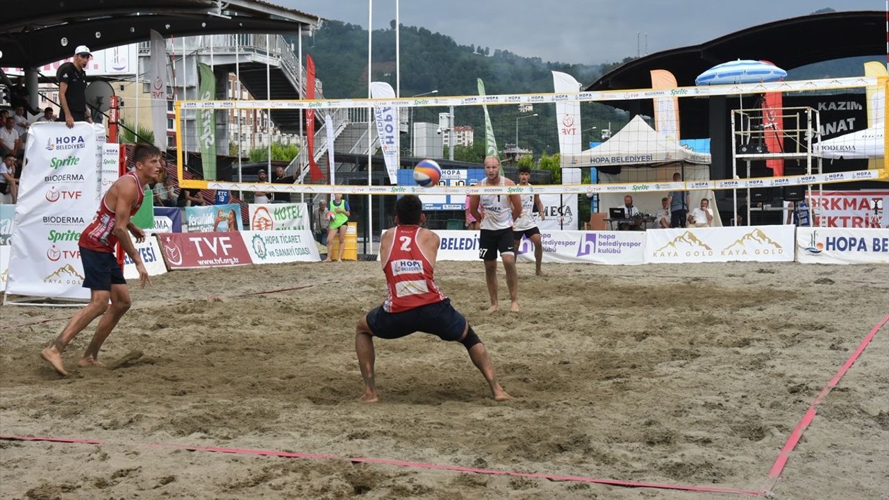 Hopa'da Pro Beach Voleybol Turnuvası Finali Yapıldı