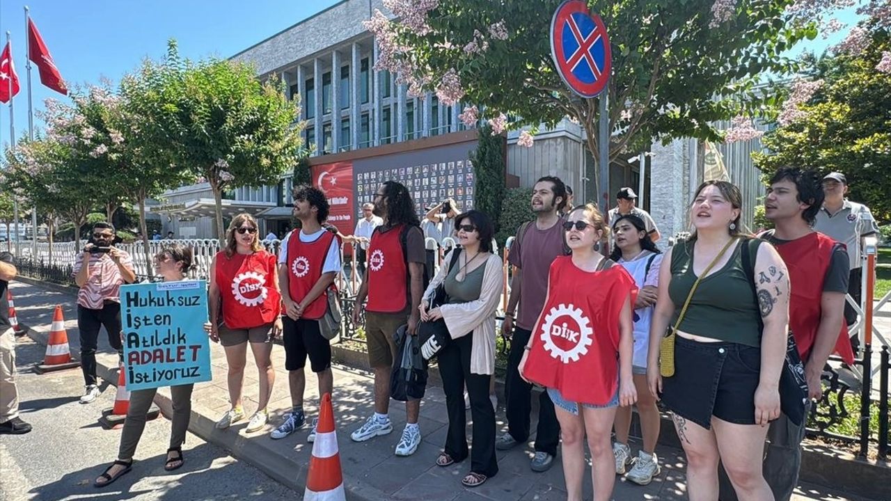 İBB BELTUR İşçilerine Destek İçin Zincirli Eylem: 7 Kişi Gözaltına Alındı