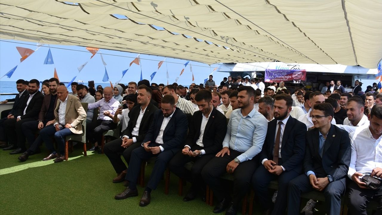 İbiş: AK Gençlik, CHP’nin Gizli Hayranlığının Göstergesi