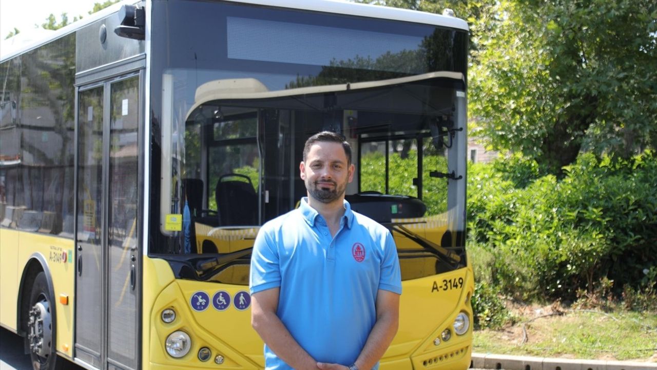 İETT Şoförü Türk Bayrağındaki Yangını Kendi Elleriyle Söndürdü
