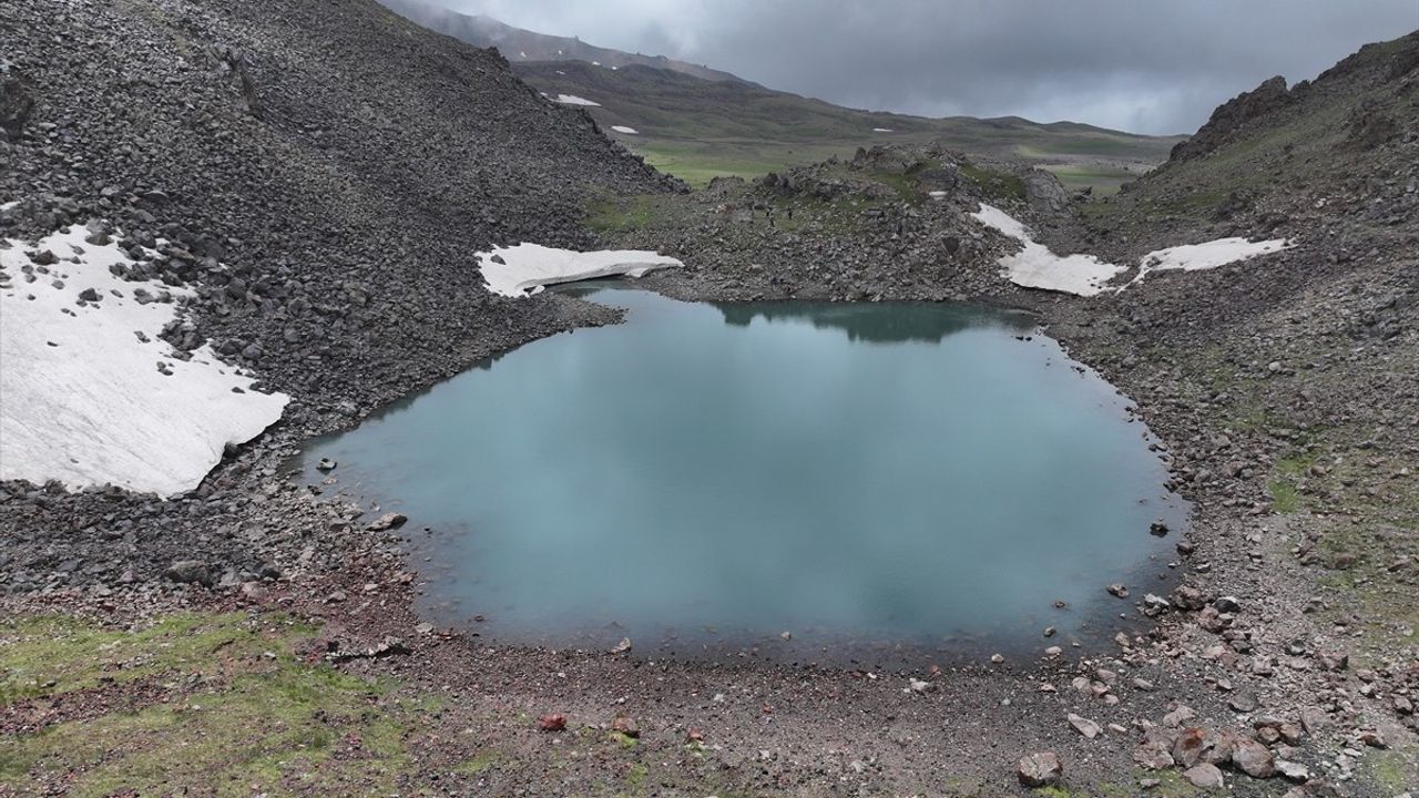 Iğdır Valisi Turan, Doğa Tutkunlarıyla 3 Bin 500 Rakımda Küp Gölü'ne Tırmandı