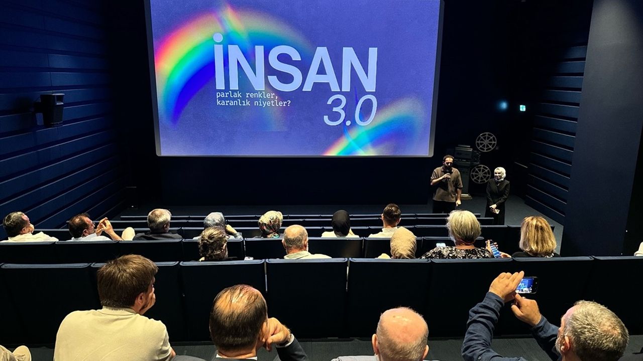 İnsan 3.0: LGBT'ye Anatomik Eleştiri Getiren Belgesel İzleyiciyle Buluştu