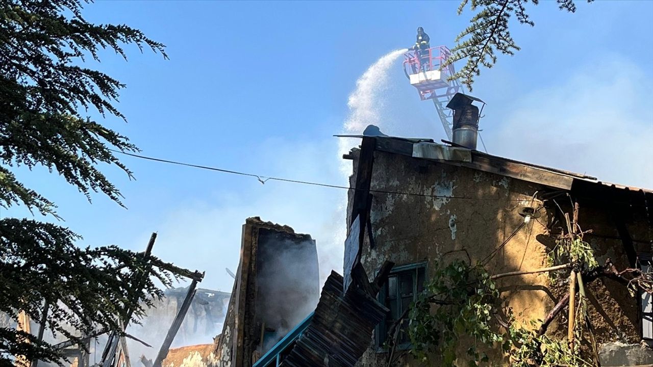 Isparta'da 2 Katlı Ahşap Ev Yangını: Alevler Kontrol Altına Alındı