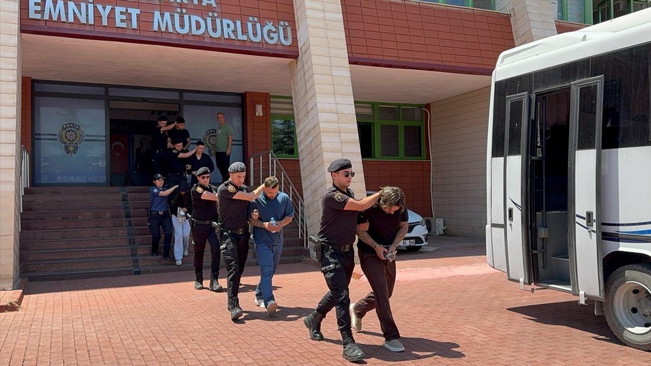 Isparta'da Yan Bakma Kavgasında 2 Kişi Tutuklandı