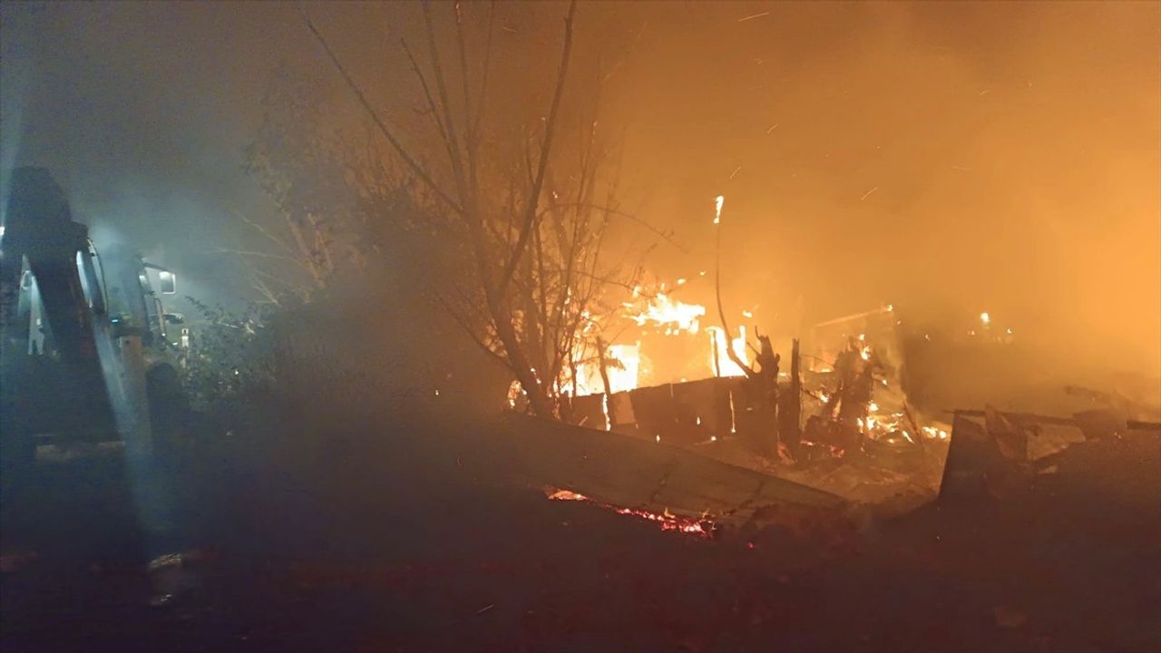 Isparta'da Yangın: Ahşap Ev Kullanılamaz Hale Geldi