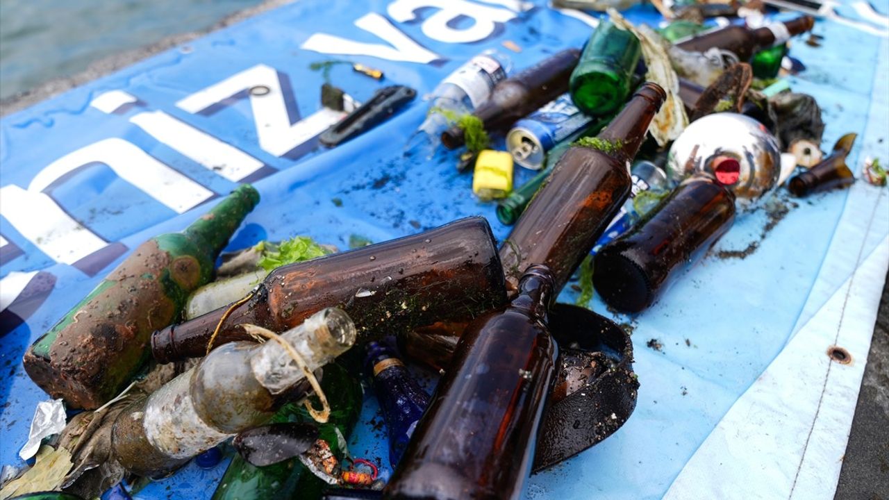 İstanbul Boğazı'nda Deniz Dibi Temizliği: Dalgıçlar Kirliliği Ortaya Çıkardı