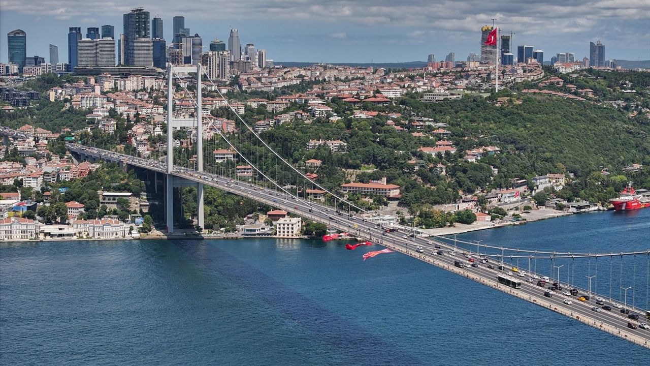 İstanbul Boğazı'nda Türk Bayrağı Zaferle Dalgalandı