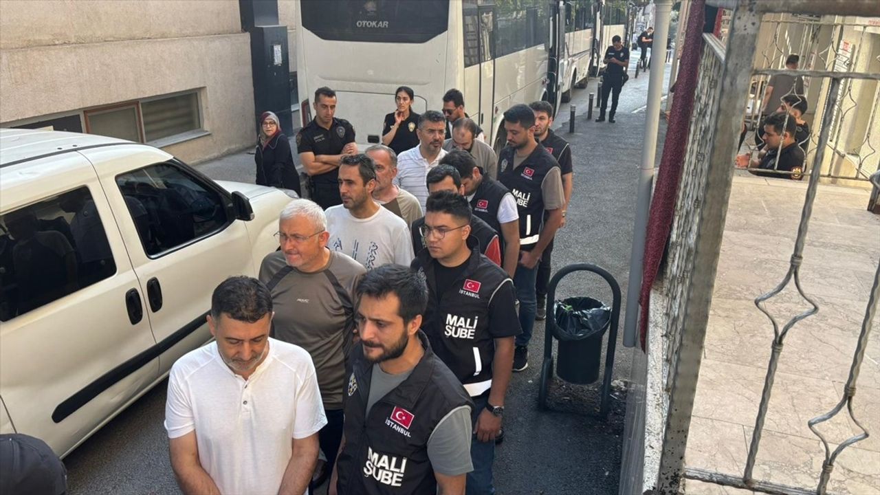 İstanbul'da FETÖ Operasyonu: 51 Zanlı Adliyeye Sevk Edildi