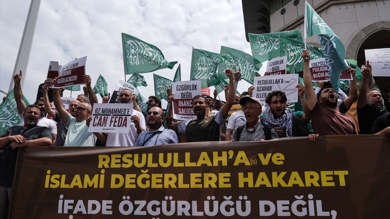 İstanbul'da Hazreti Muhammed Karikatürüne Protesto