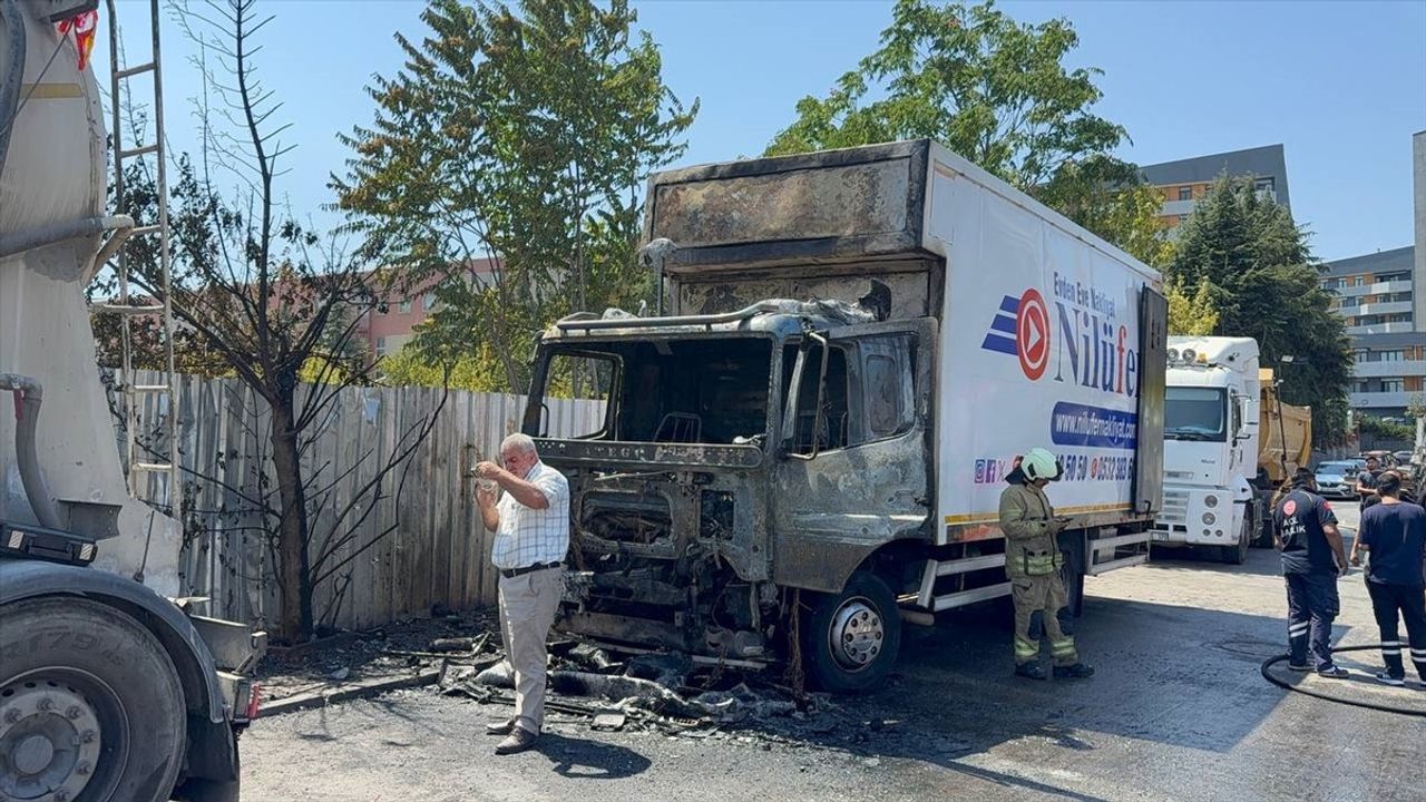 İstanbul'da Kamyonetteki Yangın Otluk Alana Sıçradı